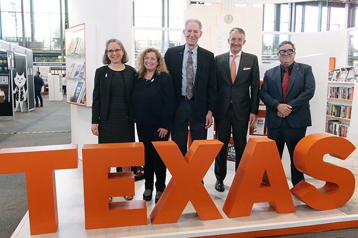 UT luminaries gather at the UT Press bookstand at FILUNI 2023